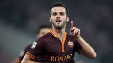 Pjanic durante un partido con la Roma.