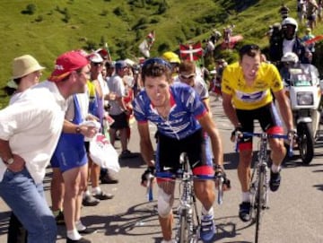 Roberto Heras, del equipo US Postal, tira de su jefe de filas, Lance Anstrong, seguidos del alemán Jan Ullrich, en la etapa disputada entre las localidades de Tarbes y Luz-Ardiden en el Tour de Francia de 2001. 