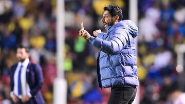 Diego Cervantes head coach of America during the 1st round match between Queretaro and America as part of the Liga BBVA MX, Torneo Apertura 2024 at La Corregidora Stadium on January 10, 2024 in Santiago de Queretaro, Mexico.