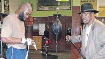 <b>SMOKE JOE. </b>Joe Frazier salía del rincón echando humo, "humeante", "smoke", "smokin". "Smoke Joe Frazier", en su gimnasio de Filadelfia, adiestra a Chandler Durham.