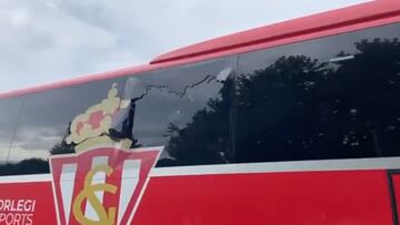 Luna rota del autobús del Sporting de Gijón a su llegada al Tartiere