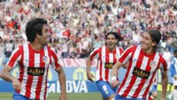 <b>ÉXTASIS. </b>Arda empieza a celebrar su primer gol del partido, el que adelantó al Atlético 2-1. Falcao y Filipe, impresionados por su tanto de media chilena, corren hacia él.