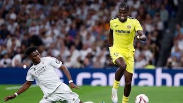 MADRID, 05/10/2024.-El delantero francés del Villarreal Thierno Barry (d) ante el centrocampista del Real Madrid Aurelien Tchouameni durante el partido de la jornada 9 de Liga que disputan Real Madrid y Villarreal este sábado en el estadio Santiago Bernabéu. EFE/Javier Lizón