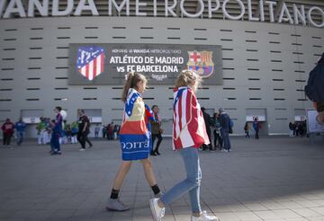 La afición del Atlético de Madrid llenó el estadio para ver el partido de fútbol femenino entre Atleti y Barça.




