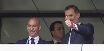 El Rey Felipe VI en el palco acompañado por el Presidente de la RFEF Luis Rubiales.