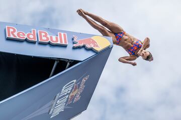 París acogió por segunda vez la segunda parada de las Series Mundiales de Red Bull Cliff Diving. Los espectadores tuvieron una vista alucinante de los participantes frente al monumento más famoso de Francia, la Torre Eiffel, compitiendo desde la plataforma de salto montada sobre el Sena.