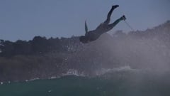 El surfista Tony Laureano saliendo de una ola gigante en Praia do Norte, Nazar&eacute; (Portugal).
