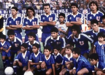 Hasta 1989 duró la participación de Universidad de Chile en Primera, luego de su descenso a segunda división. Los azules ascendieron un año después, y hasta la fecha se mantienen en la categoría de honor de Chile.