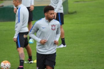 Corinthians entrenó en la tarde del martes en El Campín, bajo una permanente lluvia.  El equipo brasileño hizo trabajo defensivo en los cobros de pelota parada, previo al partido frente a Santa Fe del miércoles.