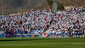 Futbol, Universidad Católica vs Universidad de Chile.
Fecha 8, campeonato Nacional 2022.
Los jugadores de Universidad Católica y Universidad de Chile realizan un minuto de silencio por el fallecimiento del ex jugador de Universidad de Chile Leonel Sanchez antes del partido de primera division en el estadio San Carlos de Apoquindo.
Santiago, Chile.
02/04/2022
Marcelo Hernandez/Photosport
Football, Universidad Católica vs Universidad de Chile.
8 th date, 2022 National Championship.
Players of Universidad Catolica and Universidad de Chile hold a minute of silence for the death of former player of Universidad de Chile’s Leonel Sanchez before the first division match at San Carlos de Apoquindo stadium.
Santiago, Chile.
02/04/2022
Marcelo Hernandez/Photosport