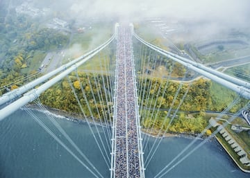 La salida, que tiene lugar en Staten Island, siempre va acompañada de la célebre canción de Frank Sinatra: New York, New York. Melodía que siempre saca una sonrisa a los participantes cuando forman la icónica imagen sobre el Puente Verrazano Narrows, antes de completar el paso por cada uno de los distritos de la ciudad: Staten Island, Brooklyn, Queens, el Bronx y Manhattan (con meta en Central Park). 