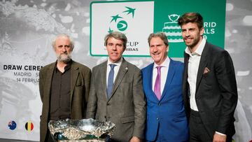GRAF7342. MADRID, 14/02/2019.- El futbolista Gerard Piqué (d) fundador y presidente de Kosmos, la empresa que organizará durante 25 años esta competición, el presidente de la Federación Internacional de Tenis (FIT), el estadounidense David Haggerty (2d), el presidente de la Comunidad de Madrid, Ángel Garrido (2i) y el coordinador general de la Alcaldía, Luis Cueto durante el sorteo de los seis grupos de cuartos de final de la nueva Copa Davis, que se disputará en Madrid del 18 al 24 de noviembre. EFE/Luca Piergiovanni