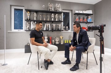 Casemiro recibi a AS en la sala de trofeos de su casa en Mnchester.