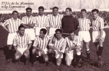 Domingo 03-02-1935.- Campeones de Liga Primera División. De pie y de izquierda a derecha: LARRINOA, ADOLFO, GÓMEZ, UNAMUNO, URQUIAGA, LECUE Y ARESO. Agachados, mismo orden: SARO, PERAL, TIMIMI y AEDO.