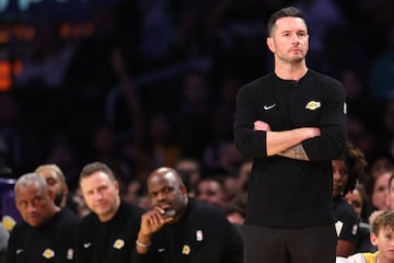 El entrenador de los Lakers, JJ Redick analizando el juego contra los Nuggets.   Harry How/Getty Images/AFP (Photo by Harry How / GETTY IMAGES NORTH AMERICA / Getty Images via AFP)