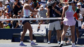 NEW YORK, NEW YORK - SEPTEMBER 01: Victoria Azarenka (L) and Marta Kostyuk (R) of Ukraine touch rackets following their Women's Singles Second Round match on Day Four of the 2022 US Open at USTA Billie Jean King National Tennis Center on September 01, 2022 in the Flushing neighborhood of the Queens borough of New York City.   Sarah Stier/Getty Images/AFP
== FOR NEWSPAPERS, INTERNET, TELCOS & TELEVISION USE ONLY ==