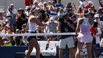 NEW YORK, NEW YORK - SEPTEMBER 01: Victoria Azarenka (L) and Marta Kostyuk (R) of Ukraine touch rackets following their Women's Singles Second Round match on Day Four of the 2022 US Open at USTA Billie Jean King National Tennis Center on September 01, 2022 in the Flushing neighborhood of the Queens borough of New York City.   Sarah Stier/Getty Images/AFP
== FOR NEWSPAPERS, INTERNET, TELCOS & TELEVISION USE ONLY ==