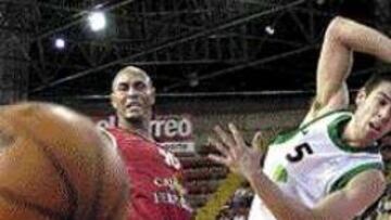 <B>IMPACTO.</B> Unicaja perdió el liderato ante un San Fernando batallador.