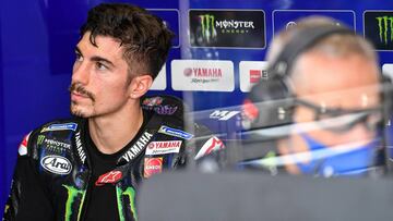 Maverick Vi&ntilde;ales en el  box Yamaha.