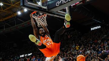 Semi Ojeleye realiza un mate.