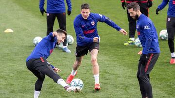 Giménez en la última sesión del Atlético antes del Sevilla con Herrera y Felipe.