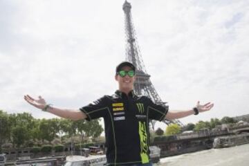 El piloto español participó en un acto de Monster Yamaha junto a otros pilotos como Tito Rabat en la rivera del Sena, en París.