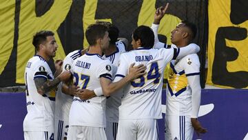 Argentina&#039;s Boca Juniors Colombian Sebastian Villa (R), celebrates with teammates after scoring a goal during the Copa Libertadores football tournament group stage match between Bolivia&#039;s The Strongest and Argentina&#039;s Boca Juniors at the Hernando Siles Stadium in La Paz on April 21, 2021. (Photo by AIZAR RALDES / POOL / AFP)
