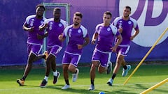 Uno de los ejercicios del primer entrenamiento del Real Valladolid. Al fondo, Amallah.