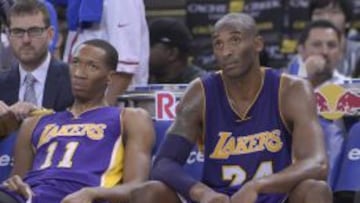 Wesley Johnson y Kobe Bryant, en el banquillo durante el partido ante los Warriors.
