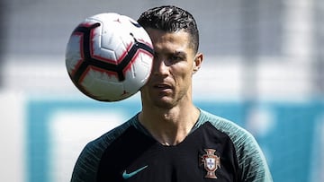 Cristiano Ronaldo se entrena con Portugal en Lisboa.