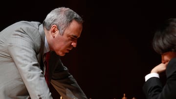 De no ser porque coincidió con Kasparov habría sido un rey hegemónico del ajedrez, siendo campeón desde 1975 a 1985, y luego recuperando el título FIDE (1992-1999) en los años del cisma de los torneos. Un analizador que dominaba el arte del ataque y la defensa, el ruso se enfrentó en cinco finales a Kasparov, con un balance sorprendente: 19 triunfos para él, 21 para el rival, y 104 partidas acabadas en tablas. Visita España con frecuencia y aún, con 71 años, disputa torneos.