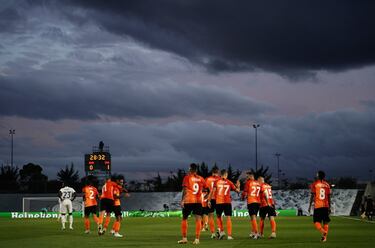 Tras la derrota ante el Cádiz, llegó la Champions League, con un inicio amable: en casa y ante un Shakhtar que llegó al Di Stéfano con ocho bajas por coronavirus, la mayoría del once titular tipo. Zidane rotó masivamente y no tardó en arrepentirse: los ucranios ganaban 0-3 al descanso. En el segundo tiempo el Madrid maquilló el resultado (2-3) y pudo empatar, pero reincidió en una fragilidad ante los modestos que es la mayor amenaza blanca...