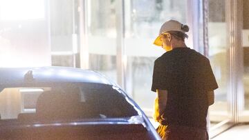 Conor Gallagher, en la puerta del hotel en el que residía en Madrid a la espera de que se resolviera su futuro con el Atlético el pasado lunes.