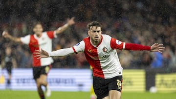 Feyenoord's Dutch-Tunisian forward #32 Aymen Sliti celebrates after scoring his team second goal during the Dutch Eredivisie football match between Feyenoord and Fortuna Sittard at Feyenoord Stadion de Kuip in Rotterdam, on September 17, 2025. (Photo by Bas Czerwinski / ANP / AFP) / Netherlands OUT