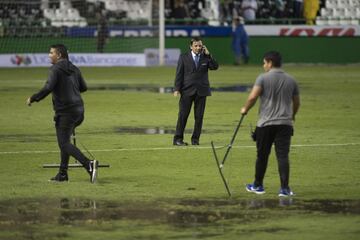 El juego fue detenido por la fuerte lluvia que cayó en el estadio, lo que provocó notorios encharcamientos en la cancha.