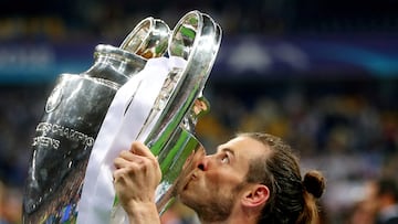 Soccer Football - Champions League Final - Real Madrid v Liverpool - NSC Olympic Stadium, Kiev, Ukraine - May 26, 2018 Real Madrid's Gareth Bale celebrates winning the Champions League by kissing the trophy REUTERS/Hannah McKay TPX IMAGES OF THE DAY