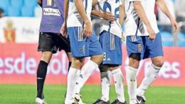 <b>HASTA LA VUELTA.</b> Valdo y Ponzio se saludan al final del partido mientras Ayala dialoga con el árbitro y Abel Aguilar y Pablo Amo abandonan el campo .