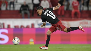 River Plate's Colombian midfielder #10 Juan Fernando Quintero reacts after missing a penalty kick during the Argentine Professional Football League 2026 Apertura Tournament match between Huracan and River Plate at the Tomas Adolfo Duco Stadium in Buenos Aires on March 12, 2026. (Photo by JUAN MABROMATA / AFP)