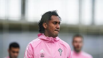 El centrocampista peruano Renato Tapia, durante un entrenamiento con el Celta.