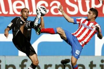 Aranda y Koke pugnan un bal&oacute;n. 