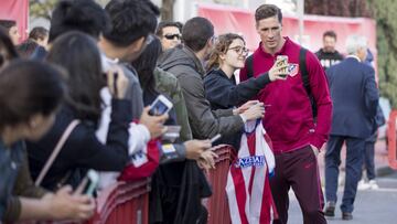 Fernando Torres con una aficionada antes de partir del Cerro rumbo a Málaga.