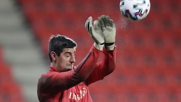 Thibaut Courtois calienta antes del República Checa-Bélgica de clasificación para el Mundial de Qatar 2022.