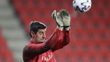 Thibaut Courtois calienta antes del Rep&uacute;blica Checa-B&eacute;lgica de clasificaci&oacute;n para el Mundial de Qatar 2022.