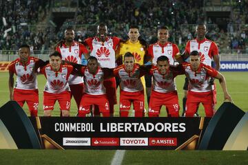 El equipo de Independiente de Santa Fe posa para los fotografos antes del partido de tercera fase de la Copa Libertadores contra Santiago Wanderers disputado en el estadio Elias Figueroa de Valparaiso, Chile.