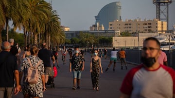 Paseantes en Barcelona, Catalunya (Espa&ntilde;a), a 28 de julio de 2020. Los rebrotes de las &uacute;ltimas semanas y las restricciones impuestas por pa&iacute;ses como Reino Unido a los turistas que vienen de Espa&ntilde;a o las recomendaciones de Franc