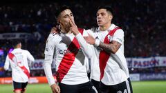 BUENOS AIRES, ARGENTINA - AUGUST 27: Pablo Solari of River Plate celebrates with teammate Enzo Perez of River Plate after scoring the first goal of his team during a Liga Profesional 2022 match between Tigre and River Plate at Jose Dellagiovanna on August 27, 2022 in Buenos Aires, Argentina. (Photo by Daniel Jayo/Getty Images)