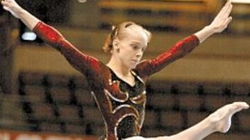 <b>EXIGENTE.</b> Elena Gómez roza la perfección en los ejercicios de suelo