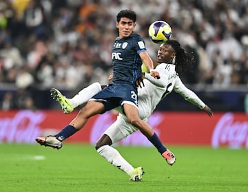 Doha (Qatar), 18/12/2024.- Eduardo Camavinga (R) of Real Madrid and Elias Montiel of CF Pachuca in action during the FIFA Intercontinental Cup 2024 final match between Real Madrid and Pachuca in Lusail, Qatar, 18 December 2024. (Catar) EFE/EPA/NOUSHAD THEKKAYIL
