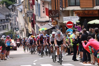 El ciclista alemán Nils Politt, del equipo UAE Team Emirates - XRG, lidera un grupo de ciclistas que lo persiguen a través de Barèges en el ascenso a la cima del Tourmalet.
