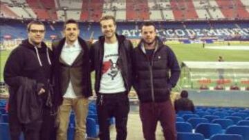 Jovetic (segundo por la izquierda) posando ayer en el Calderón.